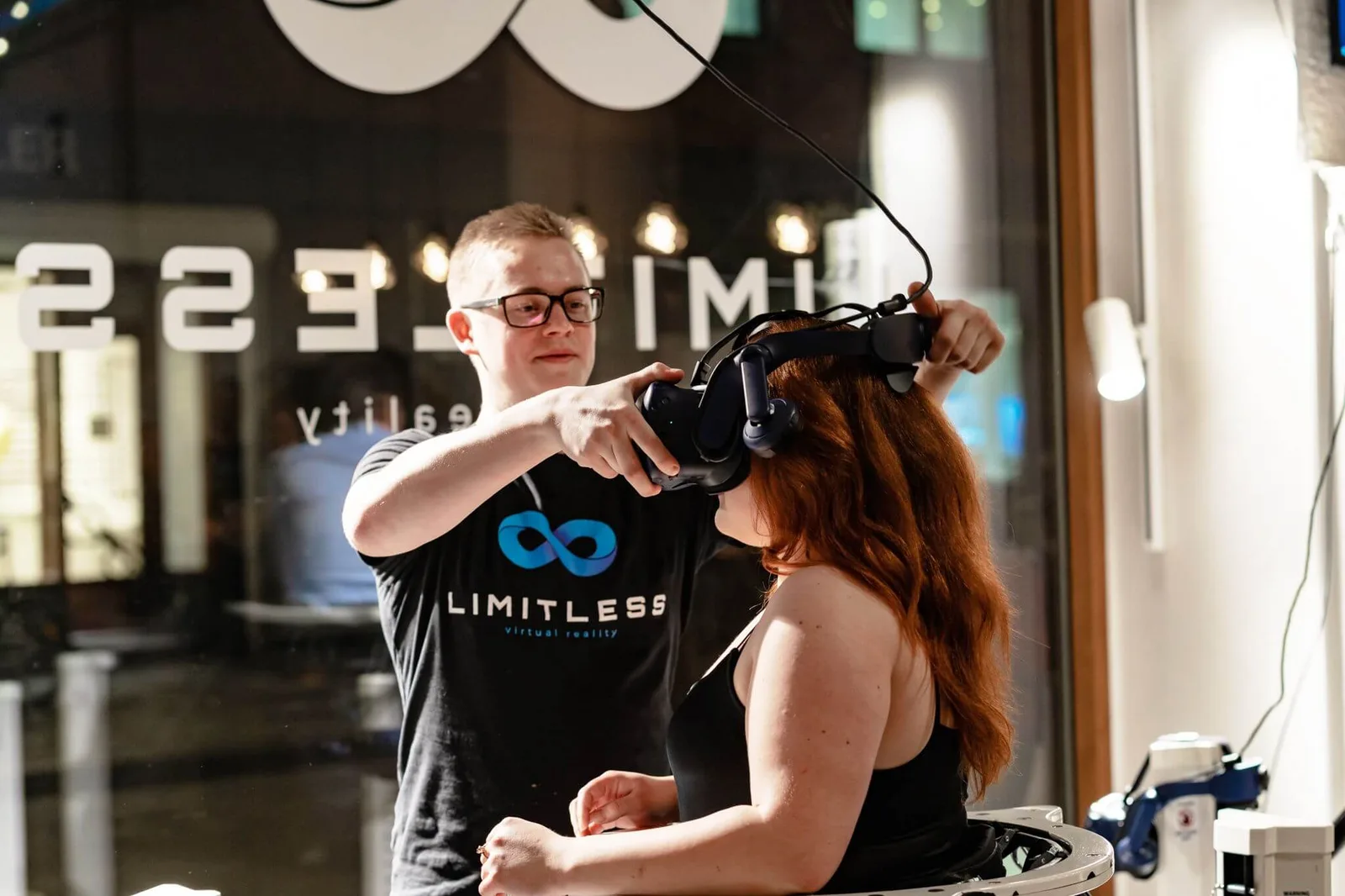 En gæst prøver VR hos Limitless Virtual Reality